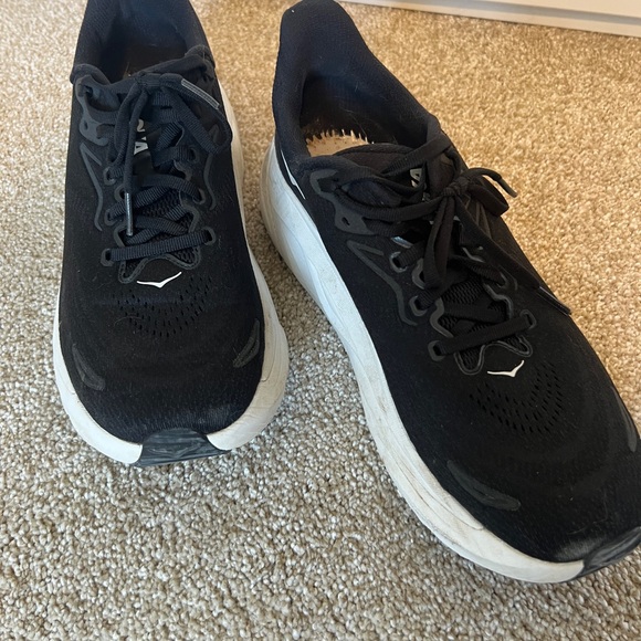 Barely worn - Hoka One Arahi 8 in Black and White - Size 9.5 - Picture 9 of 13